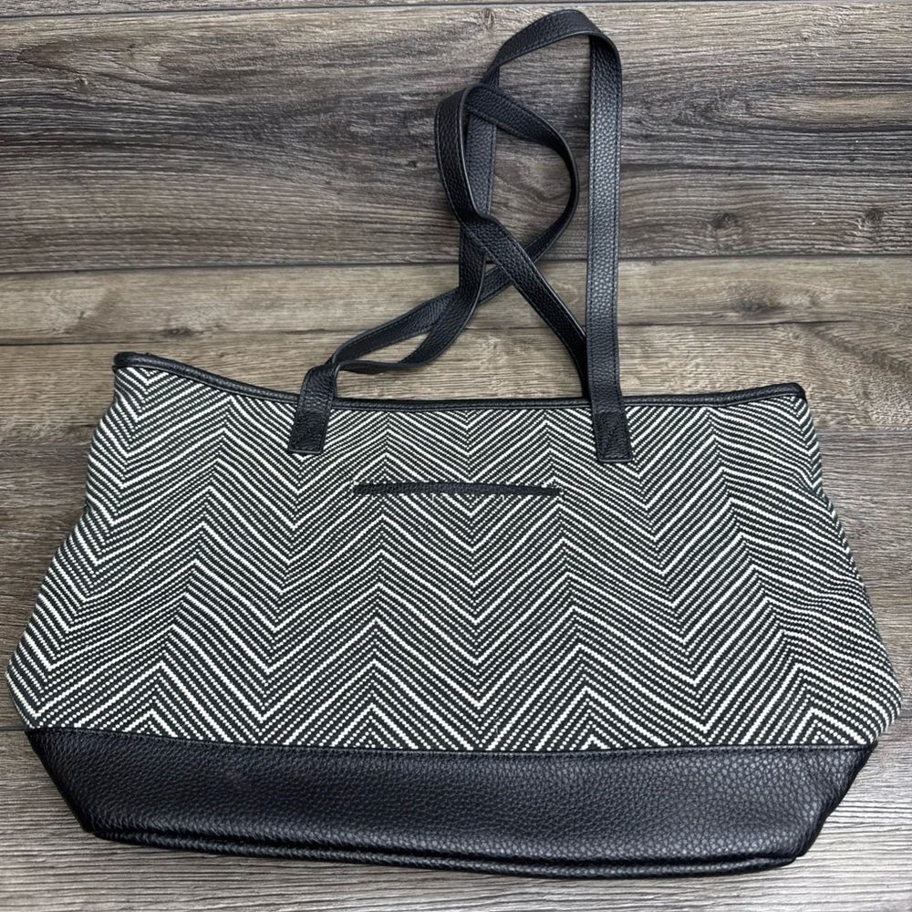 Thirty-One Little Dreamer Shoulder purse Black & White Herringbone Weave